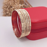 خرید النگو زنانه 3 میل طلا روس طرح چهارخانه پک 6تایی | ۷۹۲النگو طلا روس 3 میل مدل شیاردار خطی با درخشش طلاگونه