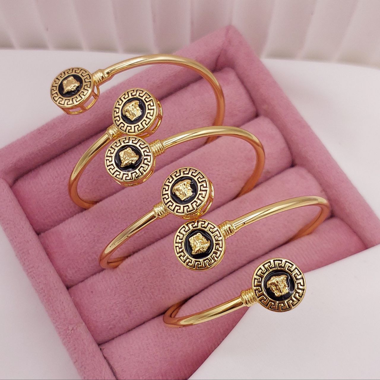 دستبند زنانه ورساچه