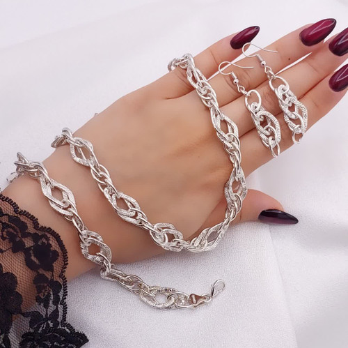 سرویس شین رنگ نقرهای با طراحی حلقههای در هم و پرداخت تراش ظریف