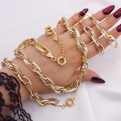 سرویس طلایی حلقهای زنانه با تراش ظریف و رنگ ثابت