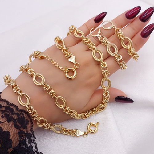 سرویس طلایی حلقهای زنانه تراشدار با رنگ ثابت و طراحی کلاسیک