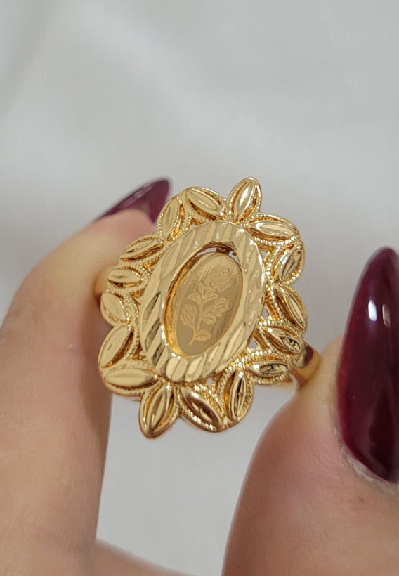 ست زنانه گلدار طلایی با درخشش براق و طراحی کلاسیک