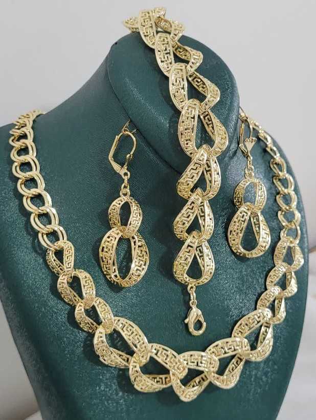 ست زنانه طرح شنل با زنجیر درهمتنیده