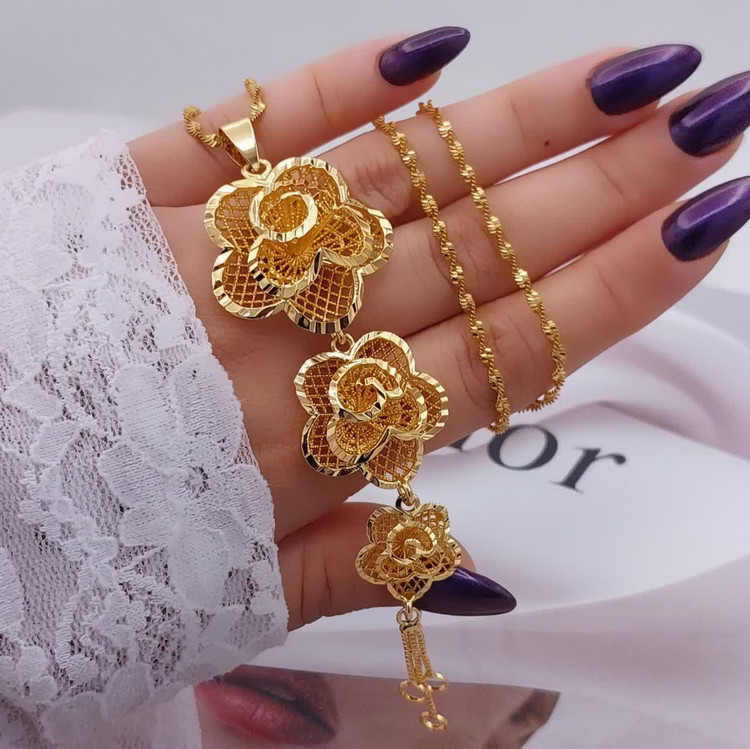 گردنبند طرح گل زنانه مدل آویز گل سهتایی