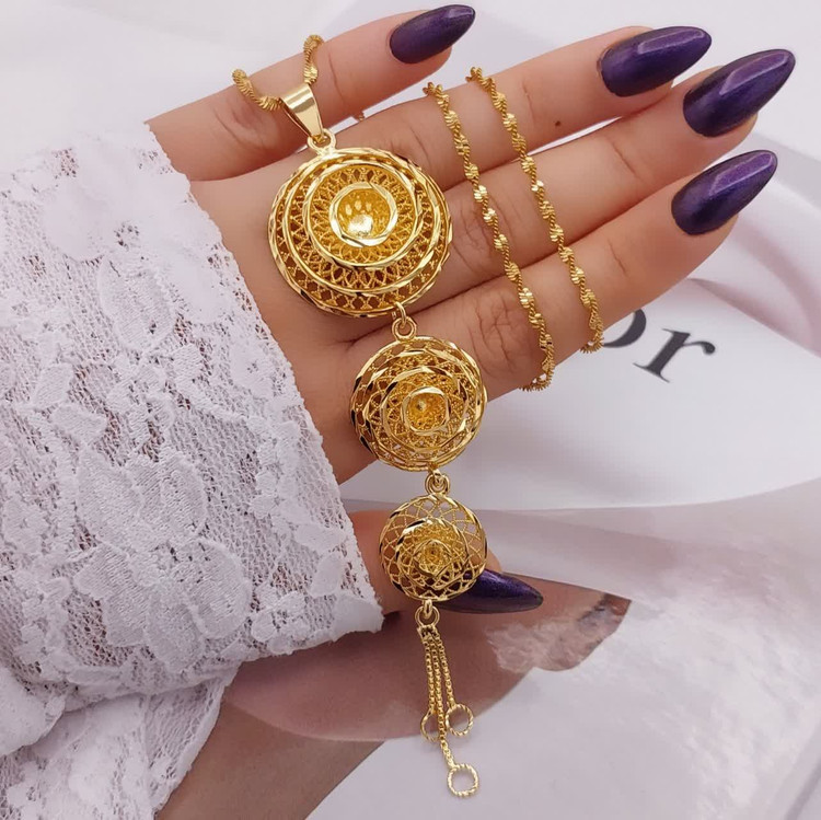 گردنبند طرح گل زنانه مدل آویز دایرهای مارپیچ سهتایی