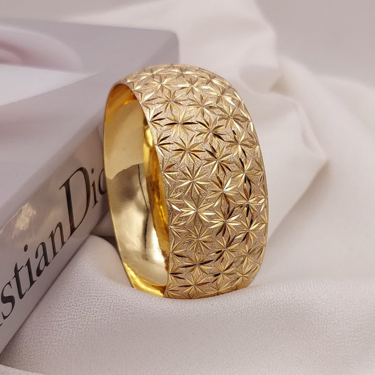 النگو پهن طرح طلا با الگوی منظم الماسی و سطح درخشان