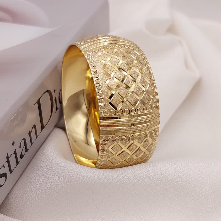 تکپوش زنانه طلا روس ۳ سانتی با بافت مربعی برجسته و نوارهای صیقلی