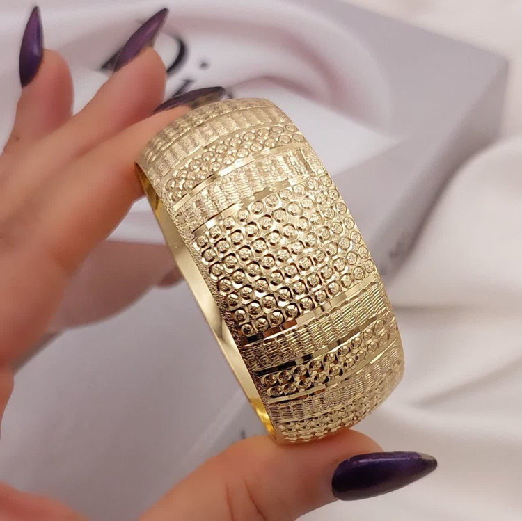 النگو پهن طرح طلا با طراحی چندبافتی ویترینی