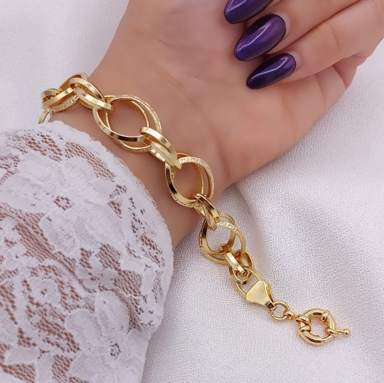 دستبند زنانه حلقهای طرح طلا حلقههای بزرگ صیقلی