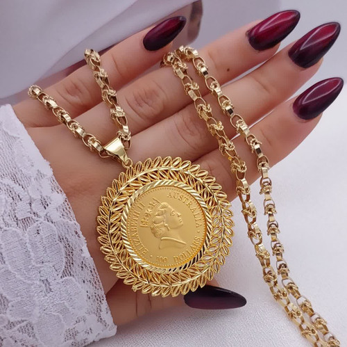 گردنبند زنانه بلند طرح طلا May Dear با پلاک سکهای قاب برگدار