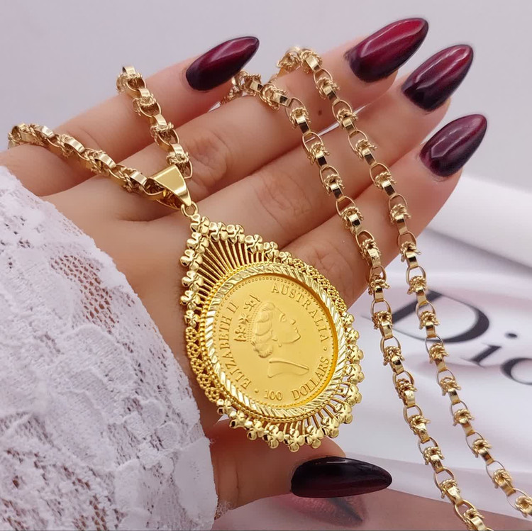 گردنبند زنانه بلند طرح طلا May Dear با پلاک سکهای خورشیدی و زنجیر یزدی