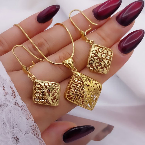 نیمست زنانه طرح طلا H_M شامل گردنبند و گوشواره با پلاک مربعی کلاسیک