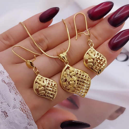 نیمست زنانه طرح طلا H_M شامل گردنبند و گوشواره اشکی گلدار با بافت مشبک