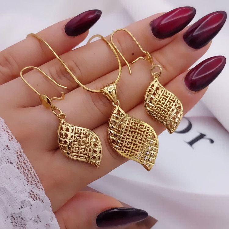 نیمست زنانه با فرم برگ و جزئیات شبکهای ظریف