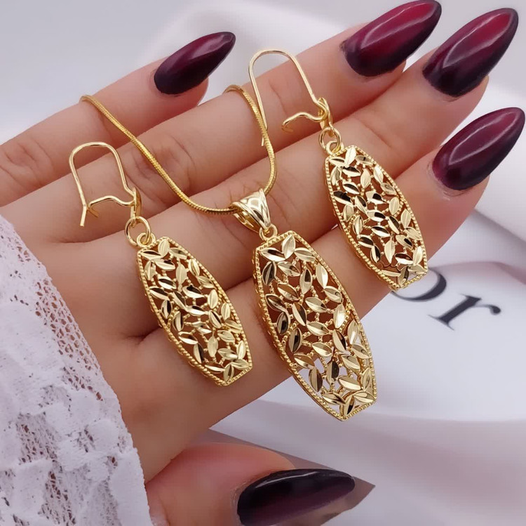 نیمست زنانه با پلاک کشیده و طرح مشبک ظریف