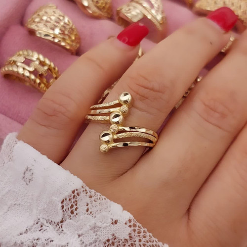 انگشتر زنانه طلاروس با طراحی چندلایه و گویهای براق