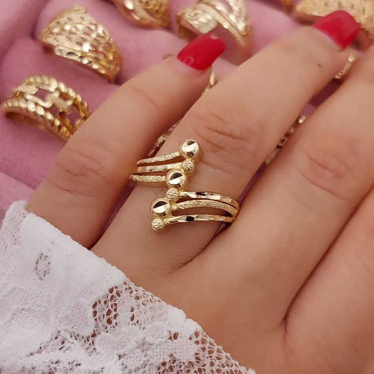 انگشتر زنانه طلاروس با طراحی چندلایه و گویهای براق