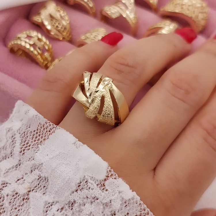انگشتر زنانه طلاروس با طراحی پهن و چندلایه زاویهدار