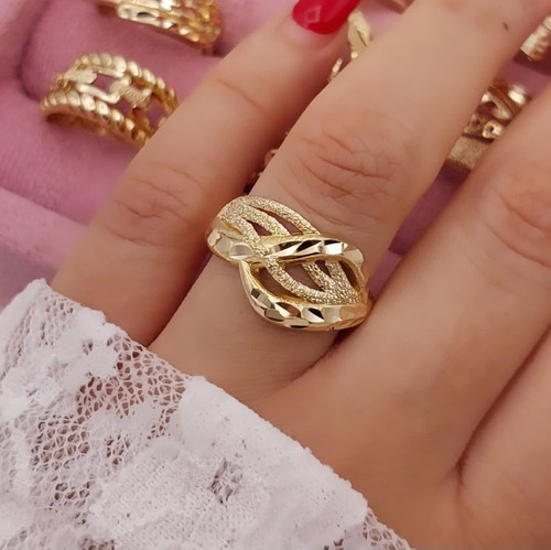 انگشتر زنانه طلاروس با طراحی چندلایه و برشهای بیضی