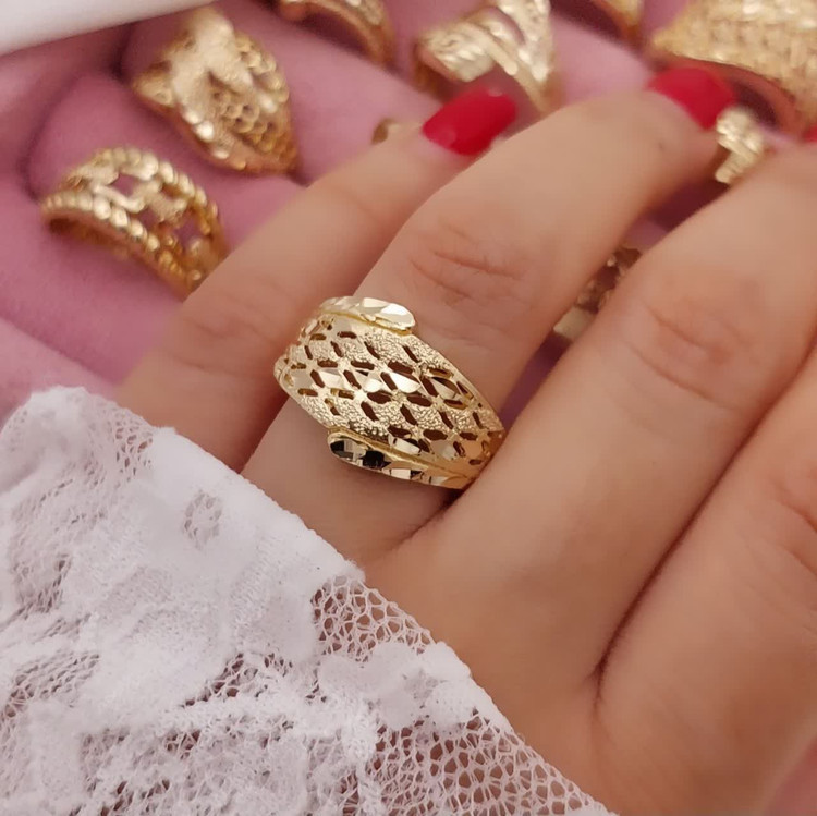 انگشتر زنانه طلاروس با طراحی پهن و مشبک
