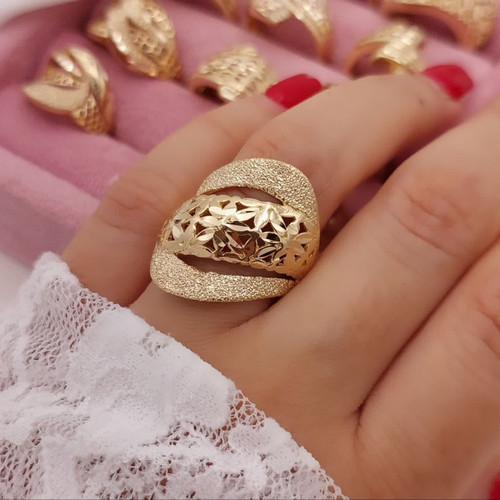 انگشتر زنانه طلاروس با طراحی پهن و مرکز مشبک گلدار