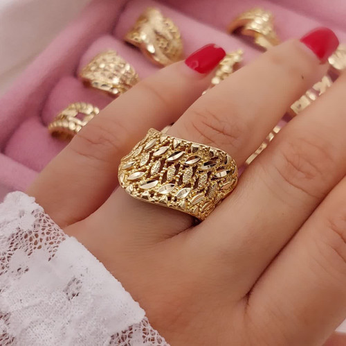 انگشتر زنانه طلاروس با طراحی پهن و بافت برگدار