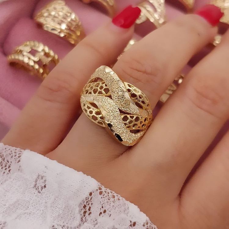 انگشتر زنانه طلاروس با طراحی درهم و سطح براق