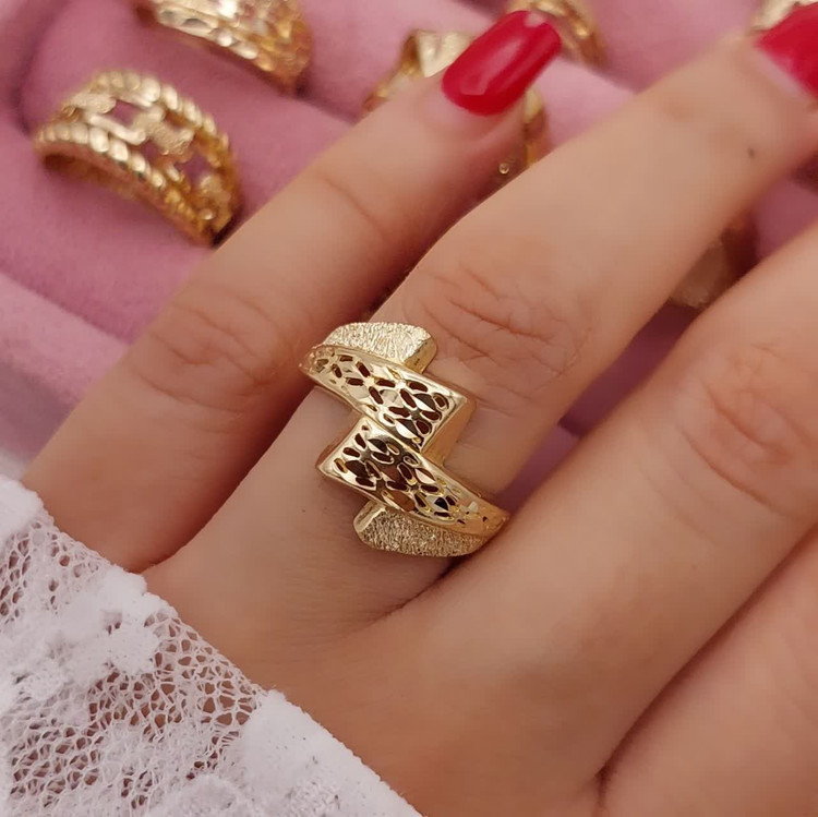 انگشتر زنانه طلاروس با طراحی زاویهدار و مشبک