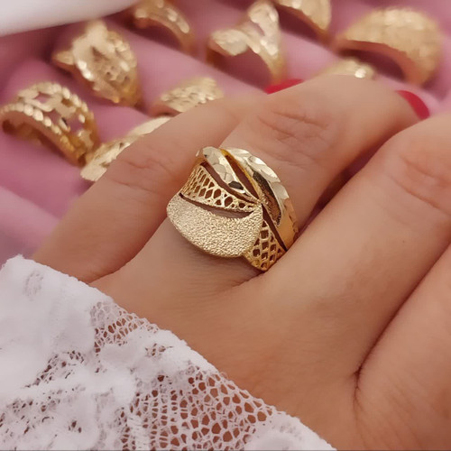 انگشتر زنانه طلاروس با طراحی زاویهدار و بافت ترکیبی