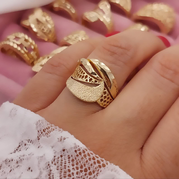 انگشتر زنانه طلاروس با طراحی زاویهدار و بافت ترکیبی