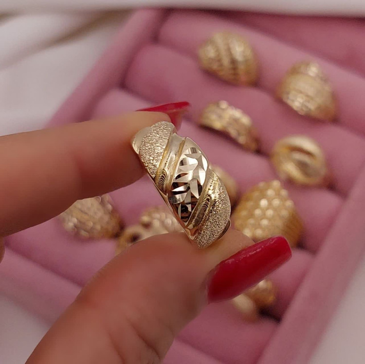 انگشتر زنانه طلاروس با طراحی کلاسیک و ظریف