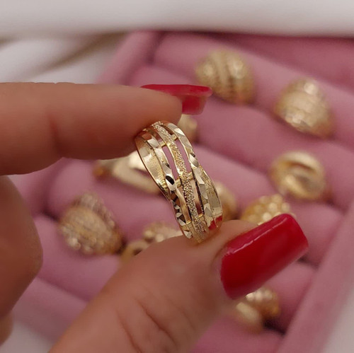 انگشتر زنانه طلاروس با طراحی چندلایه ظریف