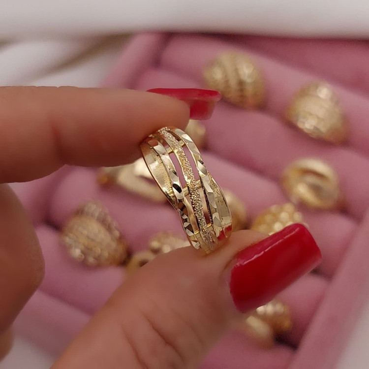 انگشتر زنانه طلاروس با طراحی چندلایه ظریف