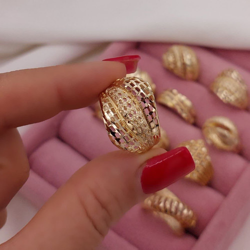 انگشتر زنانه طلاروس با طراحی مشبک و مرکز براق