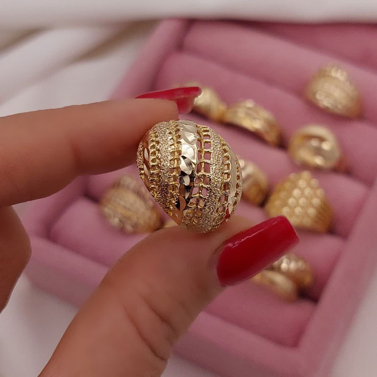 انگشتر زنانه طلاروس با طراحی پهن و چندبافت