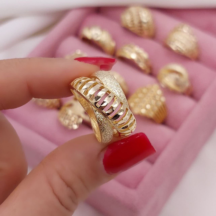 انگشتر زنانه طلاروس با طراحی پهن و حجمی