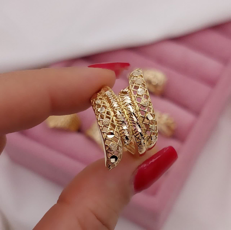 انگشتر زنانه طلاروس با طراحی چندلایه زاویهدار