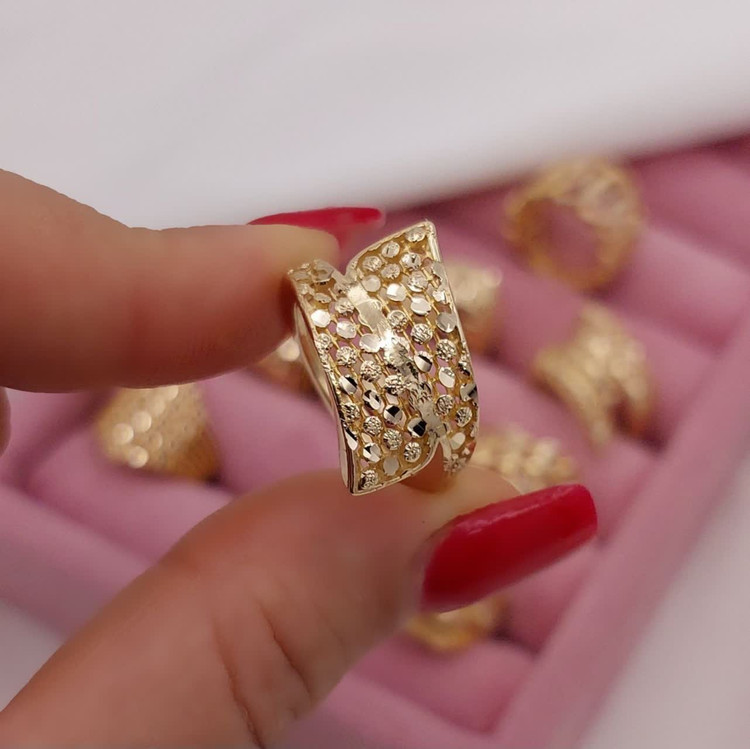 انگشتر زنانه طلاروس با طراحی پهن مشبک