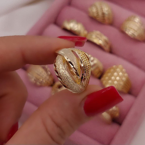 انگشتر زنانه طلاروس با طراحی لایهای زاویهدار