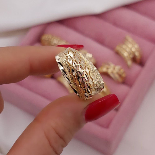 انگشتر زنانه طلاروس با طراحی پهن چندبافتی