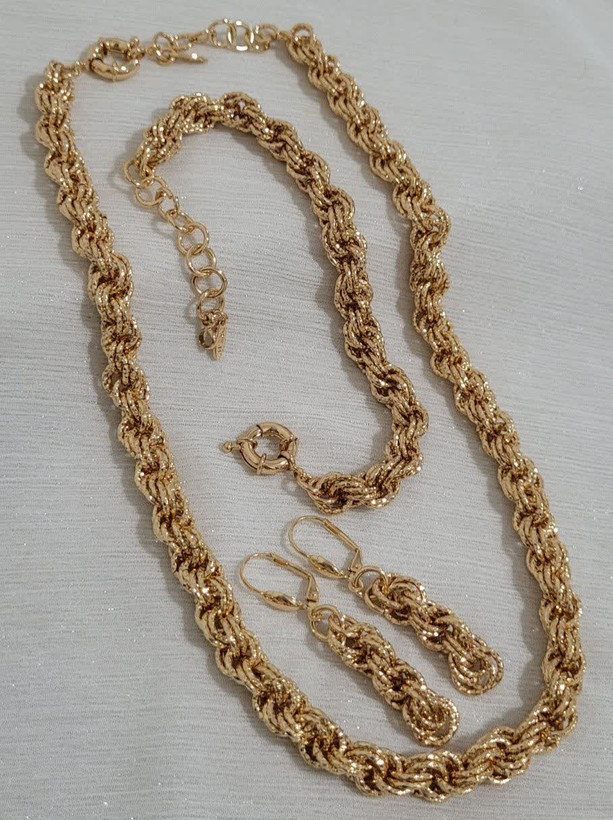 سرویس حلقهای دریم با زنجیر بافت طنابی منسجم و نگینکاری ظریف در بافتها