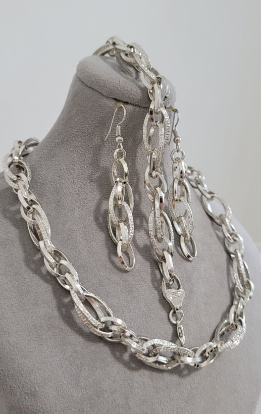 سرویس شنل حلقهای شین با گوشوارههای آویز حلقهای هماهنگ و طراحی زنجیری