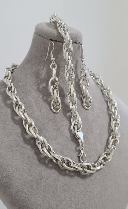 سرویس شنل حلقهای شین با زنجیر حلقهای درشت و بافت برجسته براق