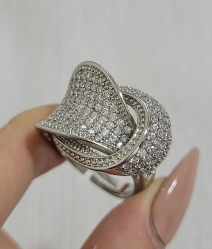 انگشتر نگینی با فرم گرهای و سطح نگینکوب براق